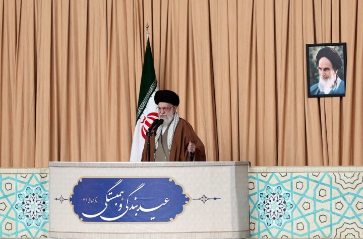 حضرت آیت‌الله خامنه‌ای در نماز عید فطر