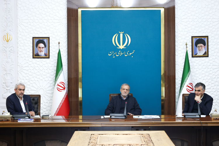 تضعیف داخلی در شرایط فشار بیرونی، به کشور آسیب جدی میزند