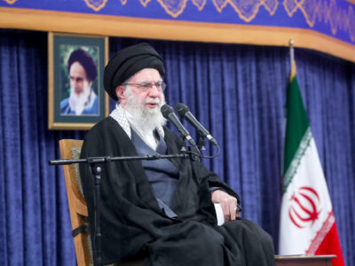 با همراهی مردم دشمن را به زانو در می‌آوریم