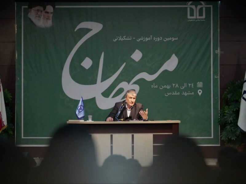 دشمن به دنبال سیاست «فشار از بیرون و شکستن از درون» علیه ایران است