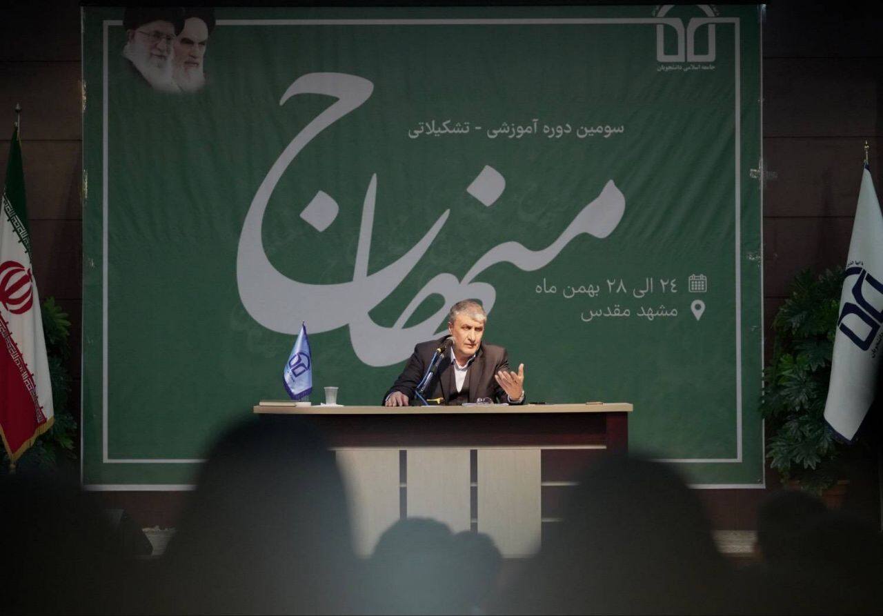 دشمن به دنبال سیاست «فشار از بیرون و شکستن از درون» علیه ایران است