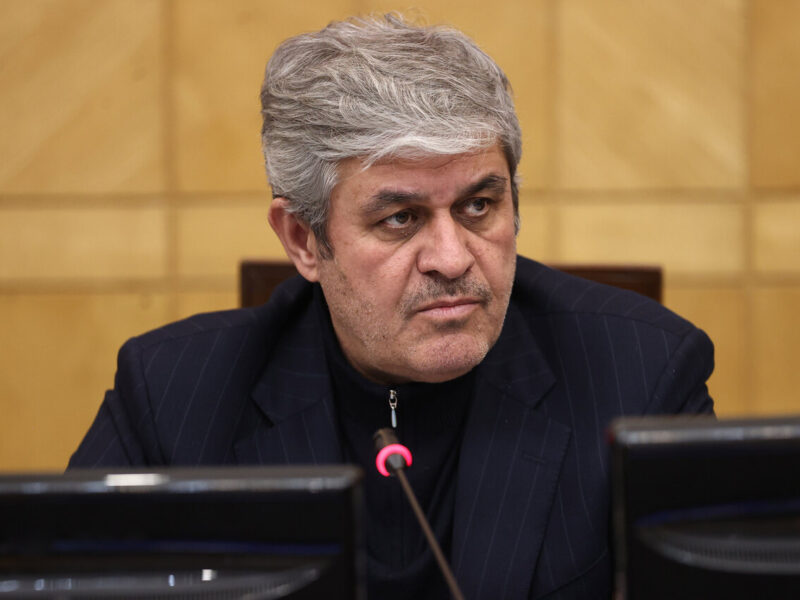 حقوق و مزایای کارکنان و بازنشستگان طبق برنامه و بدون تأخیر پرداخت میشود