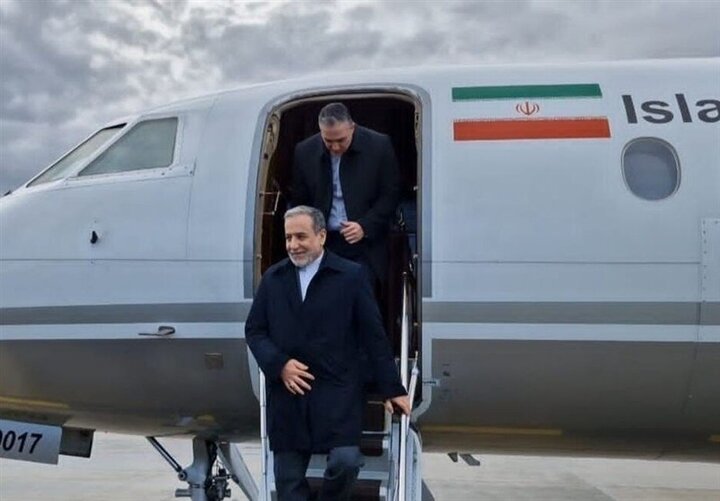 عراقچی با پرواز میناب ۱۶۸ وارد سن‌پترزبورگ شد