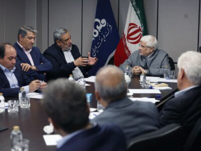 عارف: صنعت نفت در دوران جنگ درخشان ظاهر شد