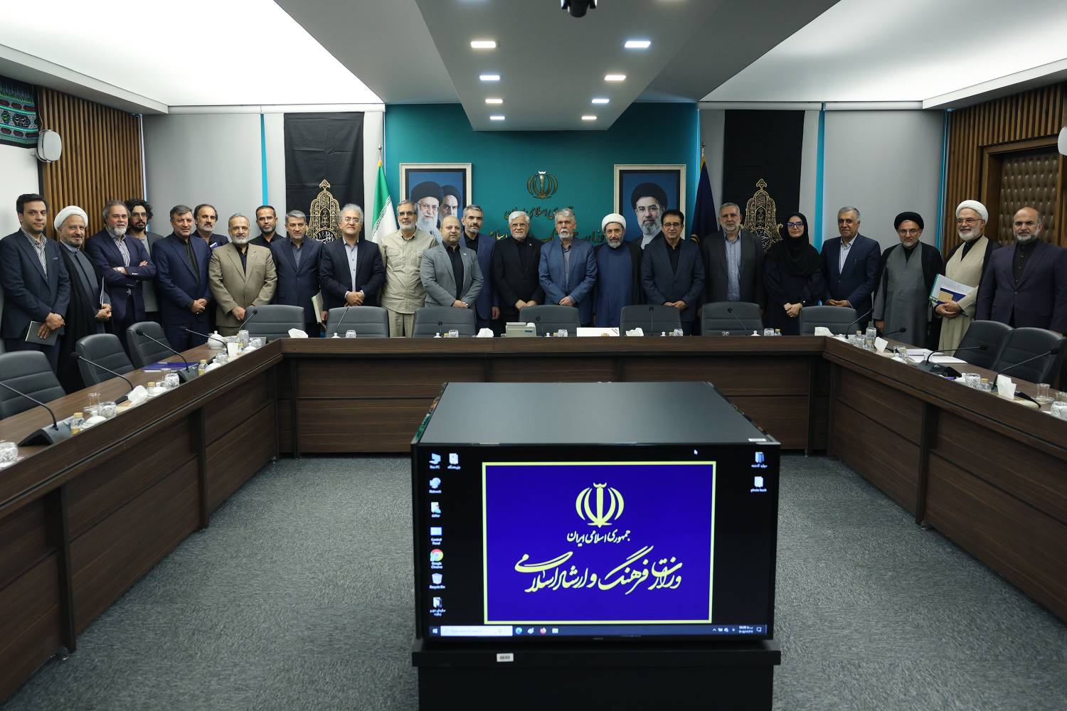 نگاه قیم مآبانه به مردم و اهل فرهنگ کنار گذاشته شود