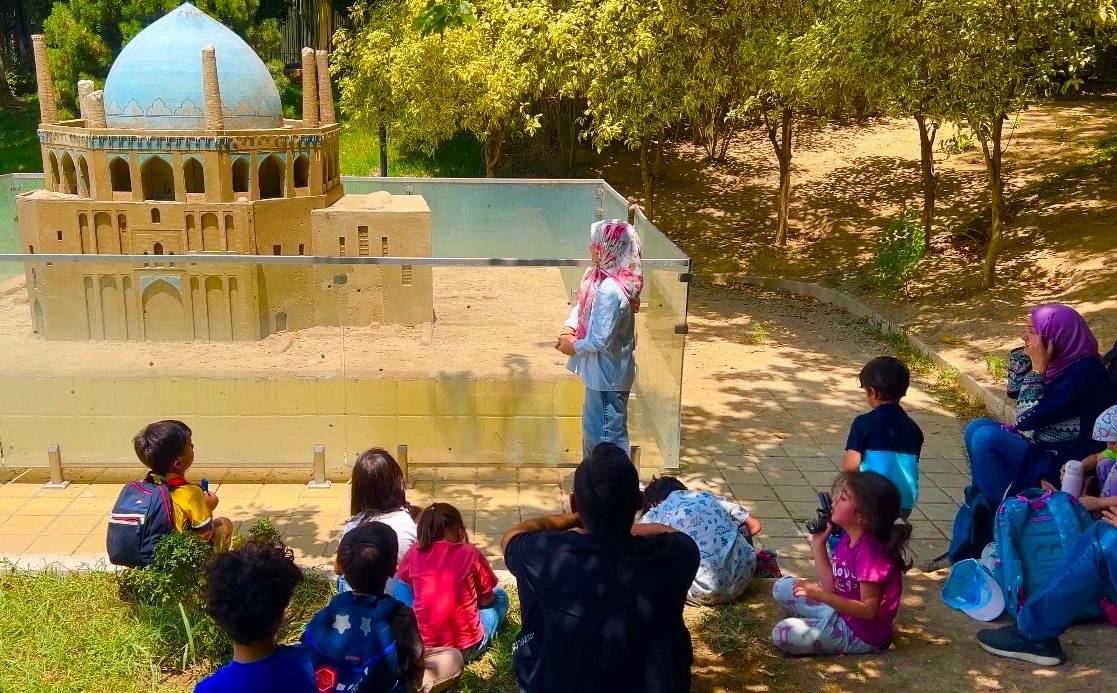 کودکان در باغ موزه مینیاتور منطقه ۸، راویان میراث تاریخی ایران شدند – جمهور نیوز