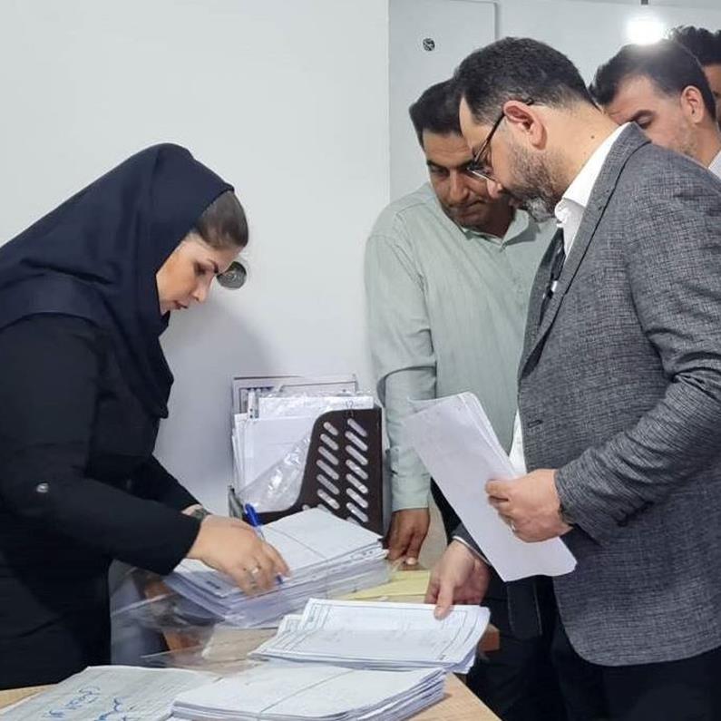 بازدید مدیر بیمه دی لرستان از مراکز ارائه خدمات به بازنشستگان و بررسی روند خدمت‌رسانی