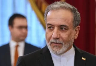 عراقچی: واشنگتن خود را از غل و زنجیر اسرائیل رها کند